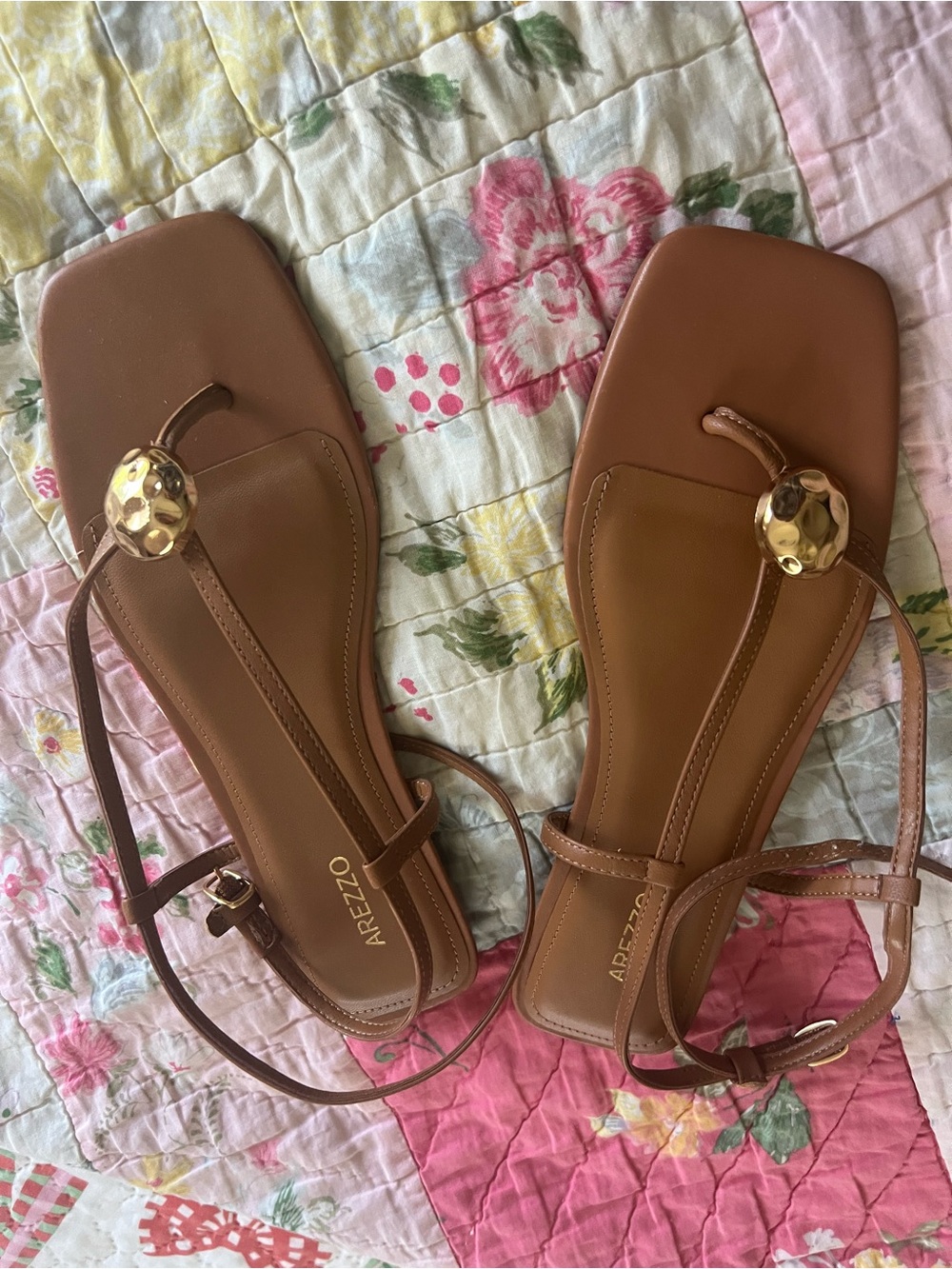 New Arezzo Zuri Tan Leather T-Strap Sandals with Gold Accent Size 8.5A Narrow